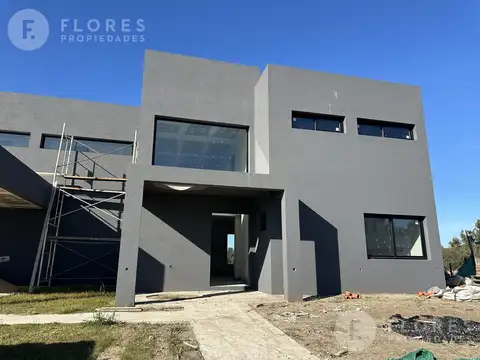 Casa en Venta con 3 cocheras