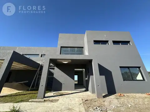 Casa 8 ambientes con 4 baños