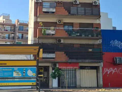 Departamento 4 ambientes contrafrente con balcon corrido, toilette y cochera, OFRECE FINANCIACION