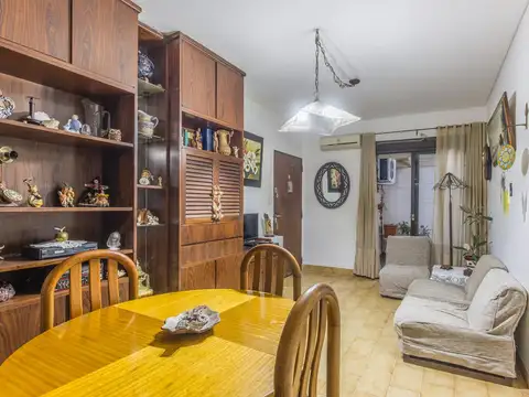 Venta departamento tres ambientes con patio en Coghlan