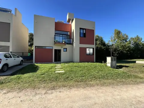 Casa en Alquiler con 2 cocheras