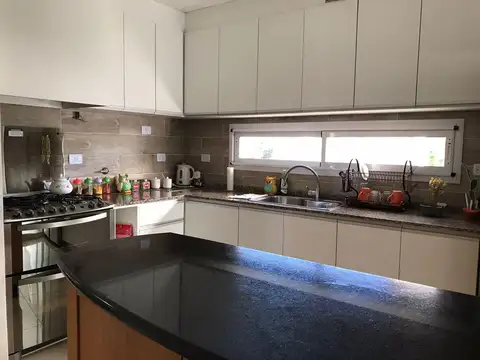 Venta de Casa de 6 ambientes en Altos de Manzanares