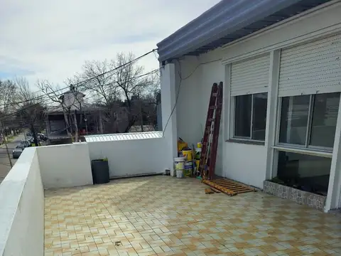 PH en alquiler de 3 ambientes. 2 Dormitorios. Patio. Muy buena ubicación. Posesión inmediata