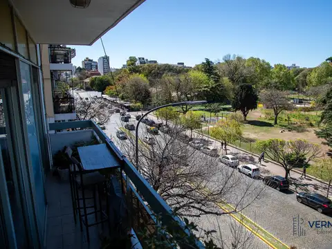 APTO CREDITO! Cómodo y luminoso 4 ambientes con vista al Parque Centenario