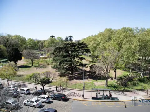 APTO CREDITO! Cómodo y luminoso 4 ambientes con vista al Parque Centenario