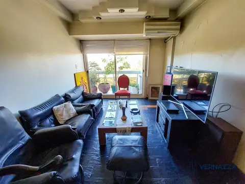 APTO CREDITO! Cómodo y luminoso 4 ambientes con vista al Parque Centenario