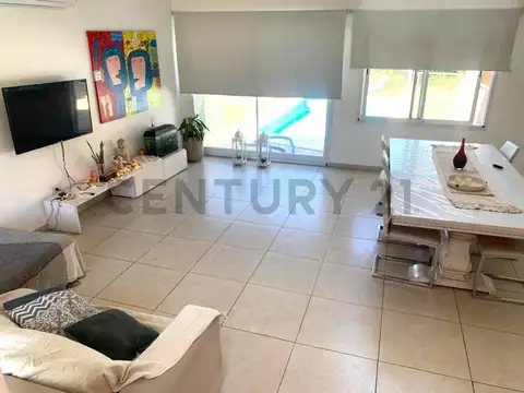 Casa en Alquiler con 3 cocheras