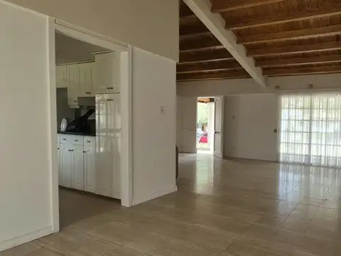 Casa 9 ambientes con 4 baños