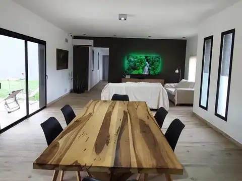 Casa 4 ambientes con 2 baños