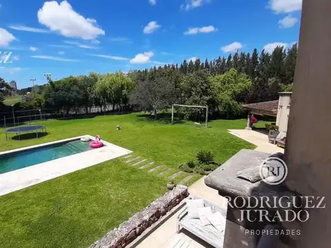 Casa 9 ambientes con 6 baños