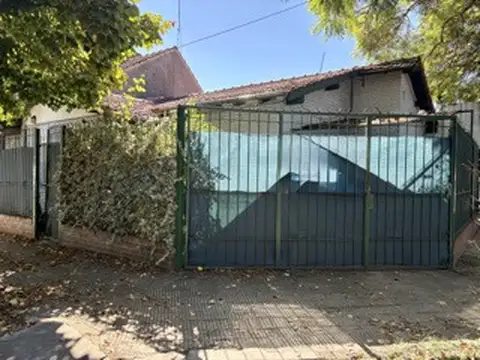 Chalet en esquina con entrada de auto + depto independiente a reciclar en Martínez