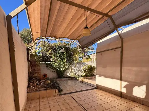 Casa en Alquiler con 1 cochera