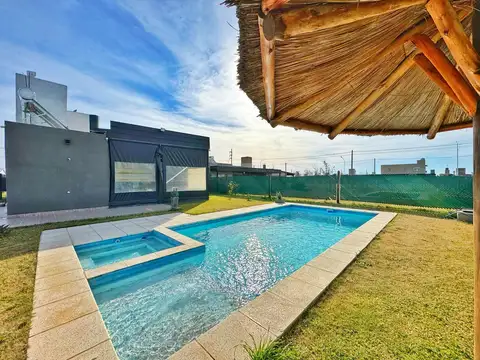 Casa 4 ambientes con 2 baños