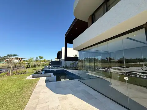 Casa 7 ambientes con 5 baños