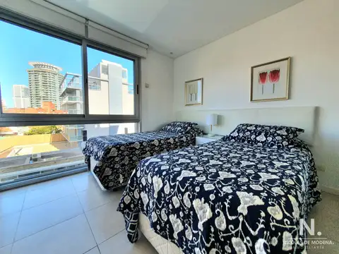 Departamento en venta de tres dormitorios dos baños Playa Mansa Punta del Este