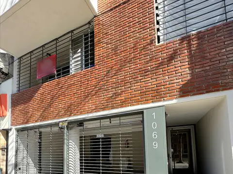 Monoambiente en Alquiler con balcón al frente. Barrio Abasto