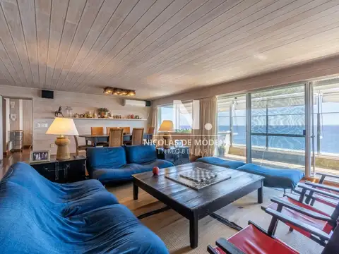 Vende apartamento en Punta Ballena de 3 dormitorios.