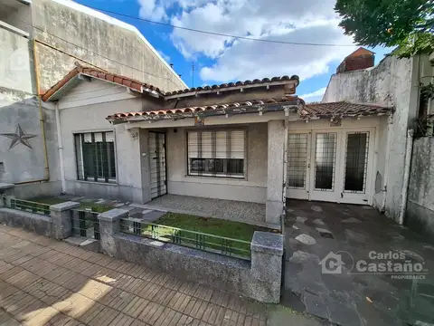 PH. Chalet al frente entrada independiente. 4 ambientes jardín y patio