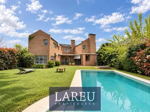 Casa moderna de ladrillo visto en venta La Delfina en exclusiva