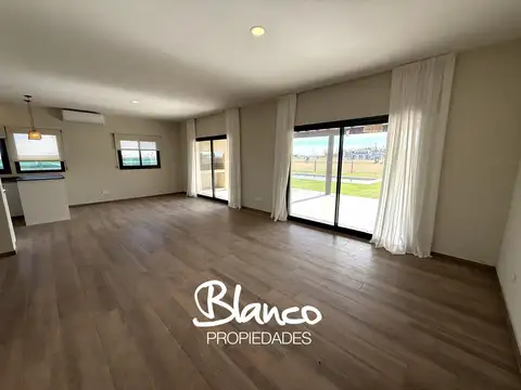 Casa en Alquiler con 1 cochera