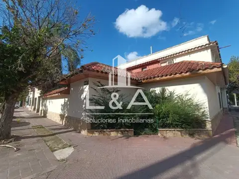 EN VENTA LINDA CASA EN ESQUINA EXCELENTE UBICACIÓN