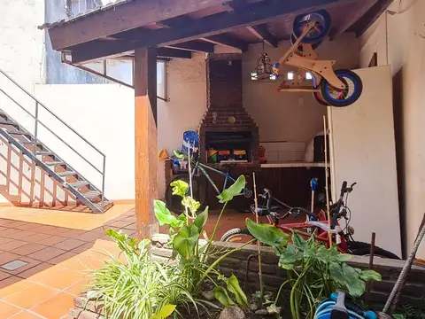 Casa 5 ambientes, patio, terraza, cochera, proxima a estación Florida-Mitre- En Venta.