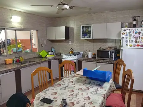 CASA DE PASILLO EN VENTA 3 DORMITORIOS PICHINCHA