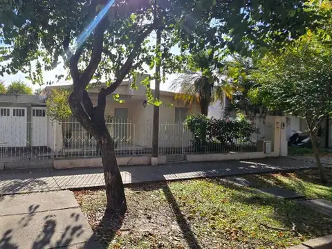 AVELLANEDA, SE VENDE CASA CON PILETA