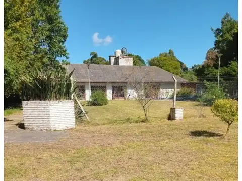 Chalet Sobre 5 Lotes En Barrio Las Margaritas- Con Pileta.