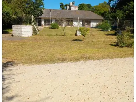 Chalet Sobre 5 Lotes En Barrio Las Margaritas- Con Pileta.