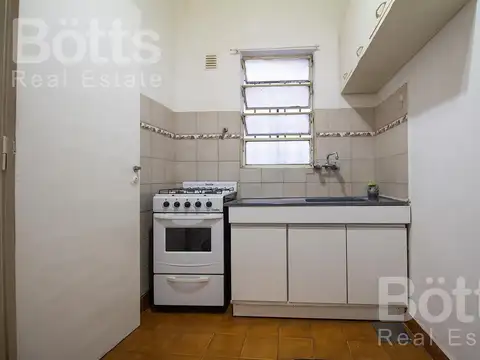 Entrada a la calle, ambientes amplios, luminoso, patio.