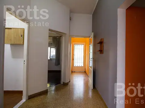 Entrada a la calle, ambientes amplios, luminoso, patio.