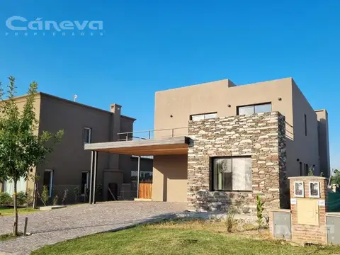 Casa 4 ambientes con 3 baños