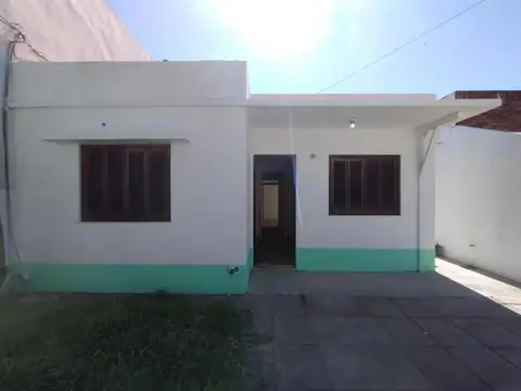 Casa en alquiler - 1 Dormitorio 1 Baño - Liniers