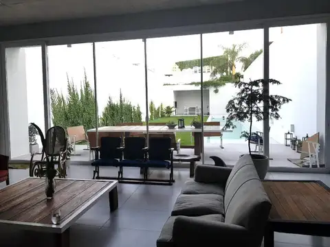 Casa 8 ambientes con 9 baños