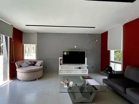 Casa en Alquiler con 8 cocheras