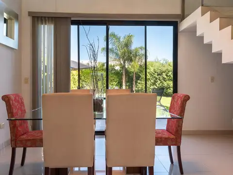 Casa en Venta con 3 cocheras