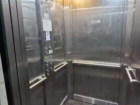 VENTA COCHERA EN EDIFICIO EXCLUSIVO EN BALVANERA