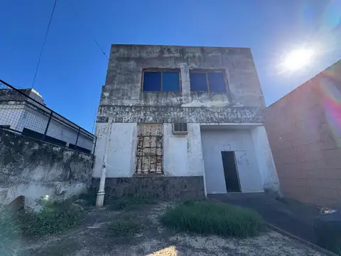 Galpón + casa en venta a 2 cuadras del Portal Shopping