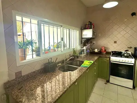 Casa 4 ambientes con 2 baños