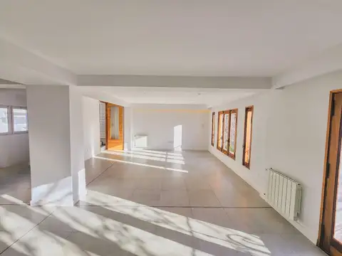 Venta casa de 3 dormitorios totalmente reciclada, con cochera, patio y terraza, Pichincha
