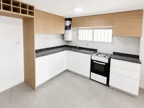 Casa totalmente reciclada, tres dormitorios, cochera y patio