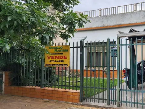 CASA 4 AMBIENTES CON JARDIN, COCHERA Y FONDO LIBRE - LOTE PROPIO -