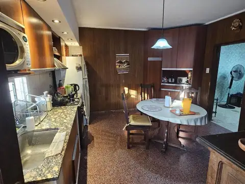Casa 6 ambientes con 2 baños