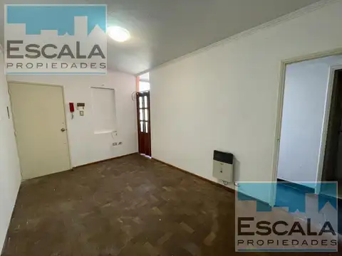 DEPARTAMENTO DE DOS DORM POR ESCALERA A METROS ALBERDI Y PORTAL ROSARIO
