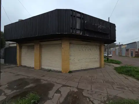 Local en esquina con depósito