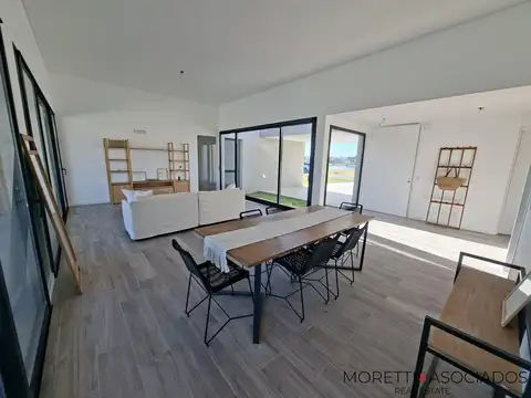 Casa en Venta con 4 cocheras