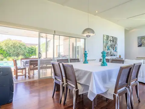 Casa de 3 dormitorios con cochera, jardín, solarium y piscina en Puerto Roldán