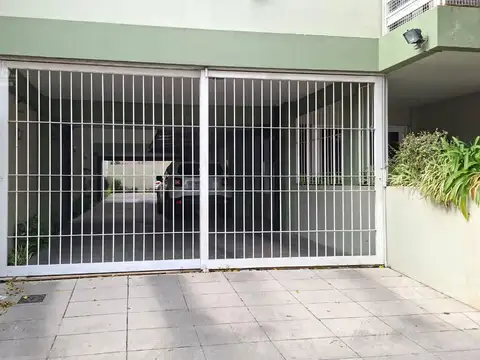 Cochera a 2 cuadras de av. Maipú descubierta.