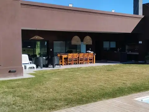 Casa en venta - 5 Dormitorios 4 Baños - Luján